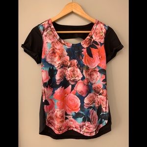 Lululemon Rose Print T-shirt ! ✨🌹